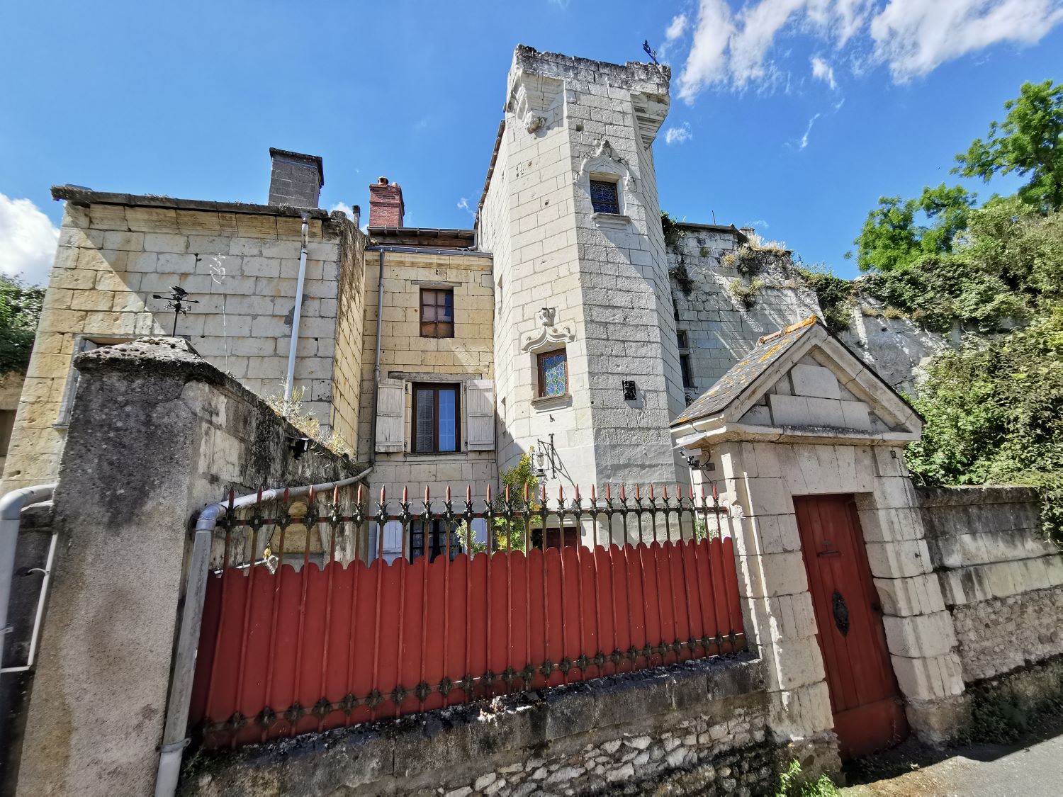 Souzay-Champigny Maison semi-troglodyte à rénover